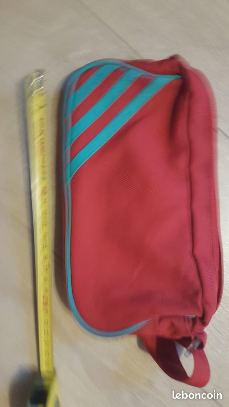 Sac rouge chez Adidas (image 7)