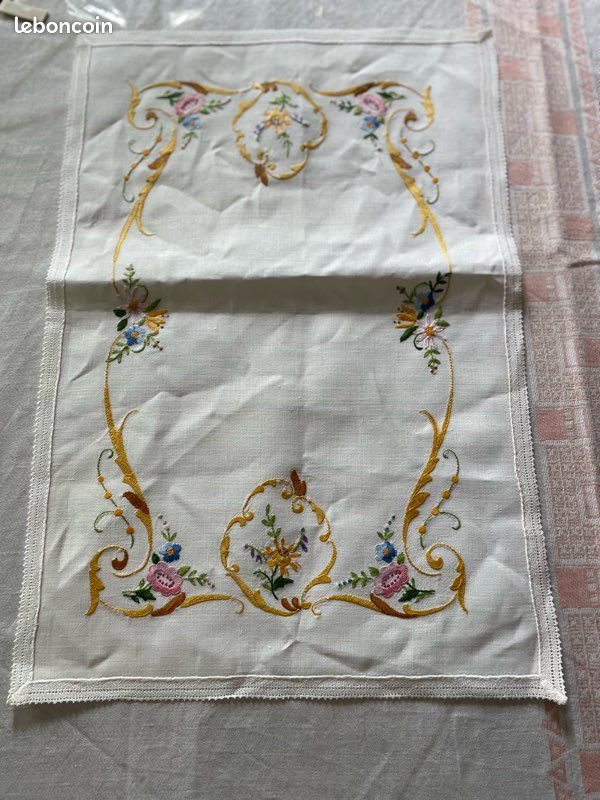 Napperon ancien brodé main fleurs - Lin blanc 56x38 c (image 1)