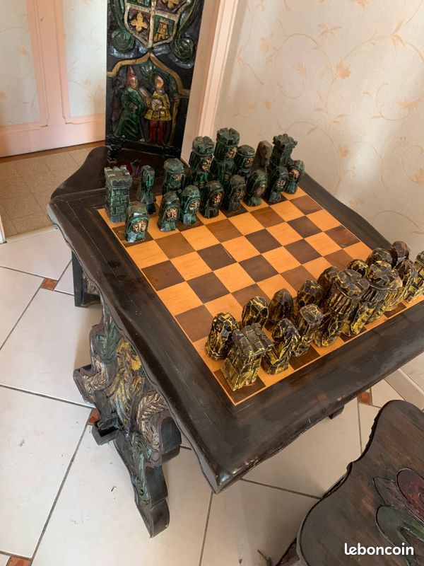 Table d'échec médiéval en bois sculpté (image 1)