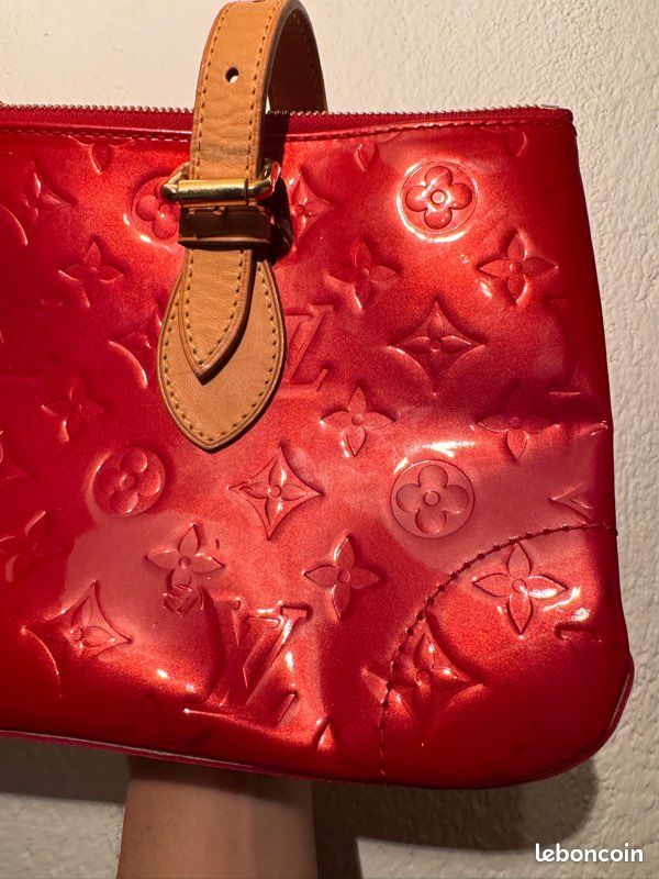Sac Louis Vuitton Rosewood Avenue Amarrant en cuir vernis rouge (image 7)