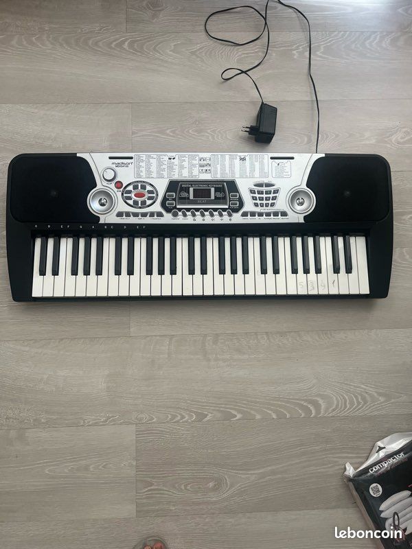 Piano (image 1)