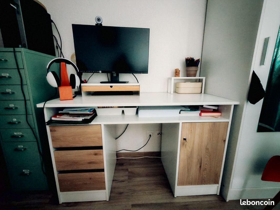Bureau (image 1)