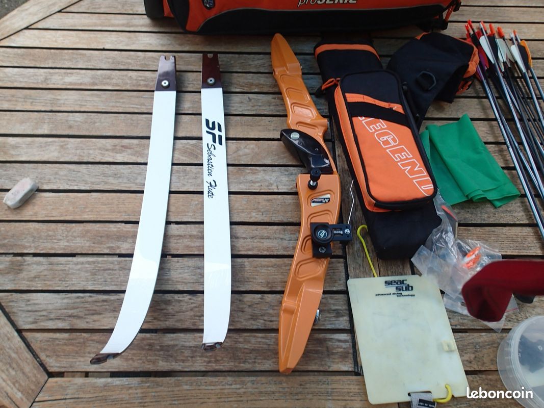 Kit Complet Tir à L'arc SF Axiom, Arc Recourbé, Sac, Flèches, Support - Droitier, 30lb - Occasion