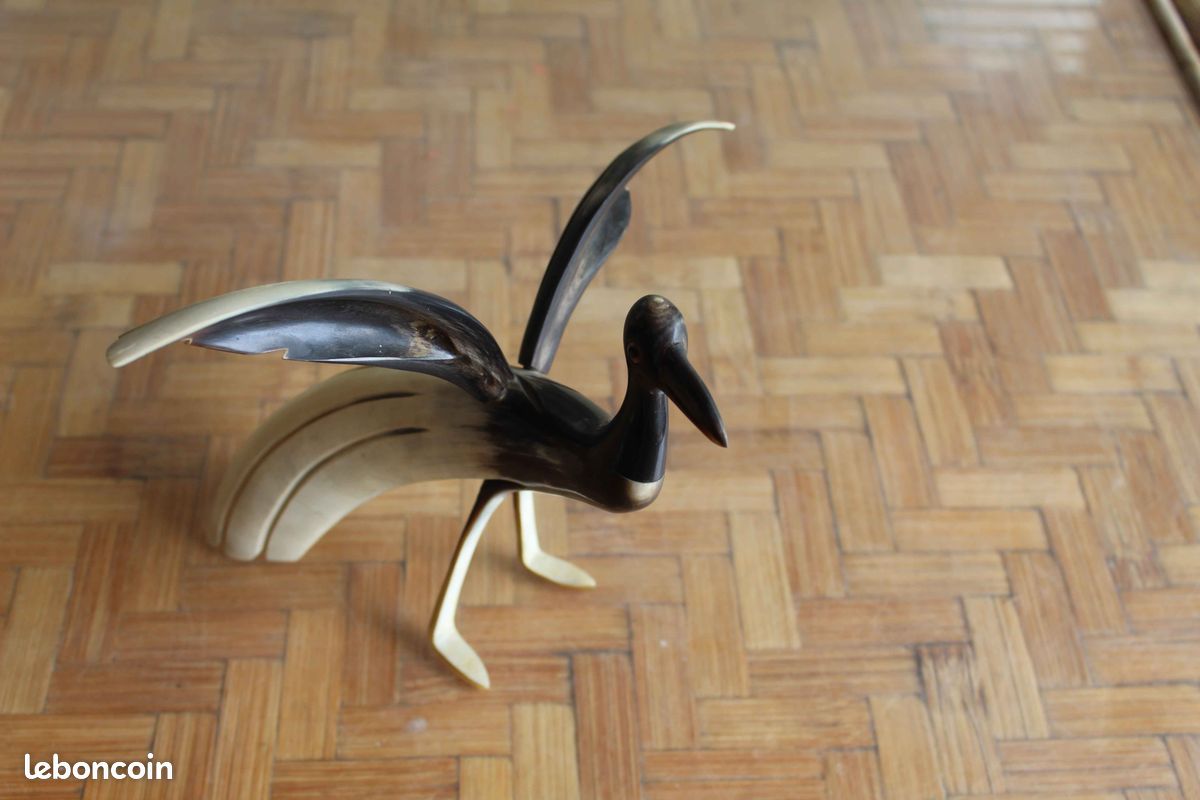 Sculpture Perruche En Corne Sculptée – Figurine Animalière (occasion)