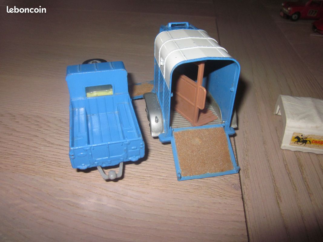 Corgi Toys Land Rover 109 pick up bâché RAF