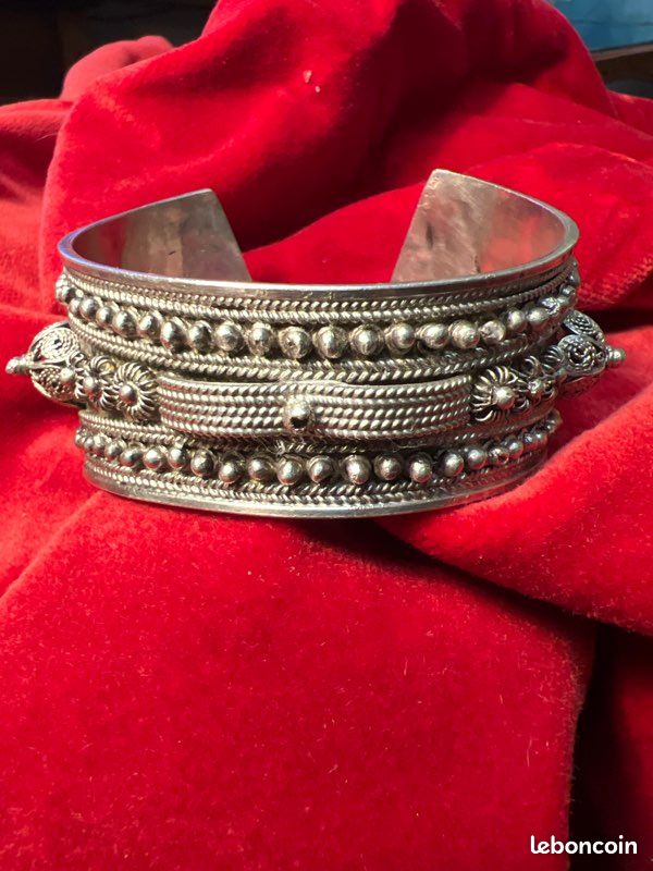 Un élégant Bracelet Berbère En Argent Massif. Bracelet