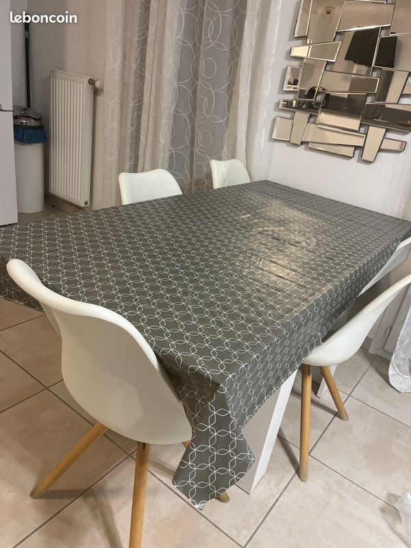 Table pliable et 5 chaises (image 1)
