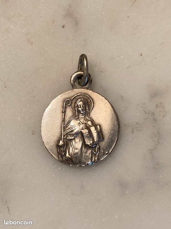 Petite Broche Ancienne Sainte Odile - Bijou Vintage Charmant