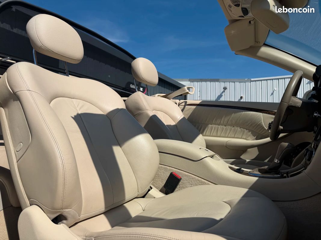 Mercedes-Benz CLASSE CLK CLK 350 (209.456) (209) Cabriolet 350 3.5 i V6 24V 272 cv Boîte auto /TRAITEMENT CERAMIQUE COMPLET/ENTRETIENS COMPELT/CAMERA DE RECUL/SIEGES ELECTRIQUES/ (image 14)