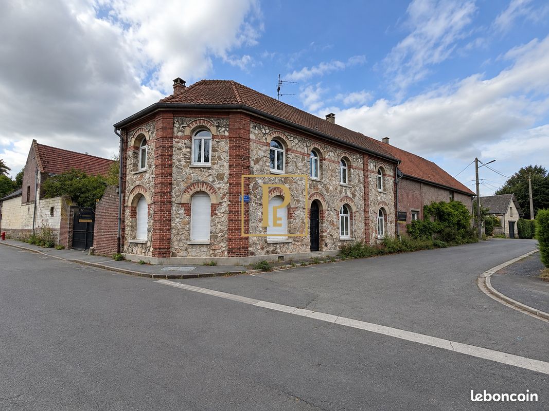 Maison 20 pièces 563 m² · à Mont-Saint-Éloi · 563 m² · 700 000 €