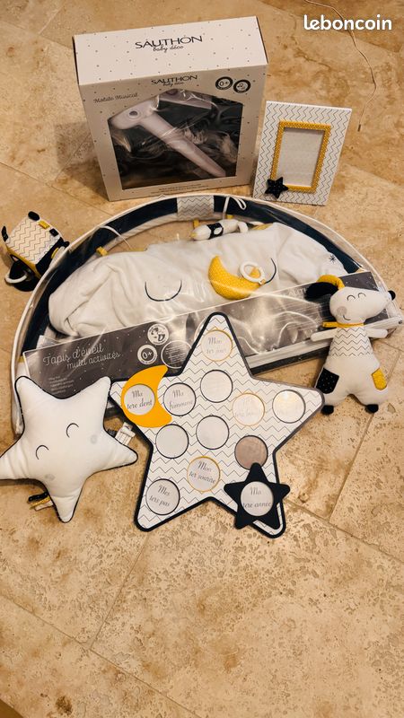Ensemble chambre bébé Sauthon “Hello” – Tapis d’éveil, mobile, cadres, peluches (image 1)