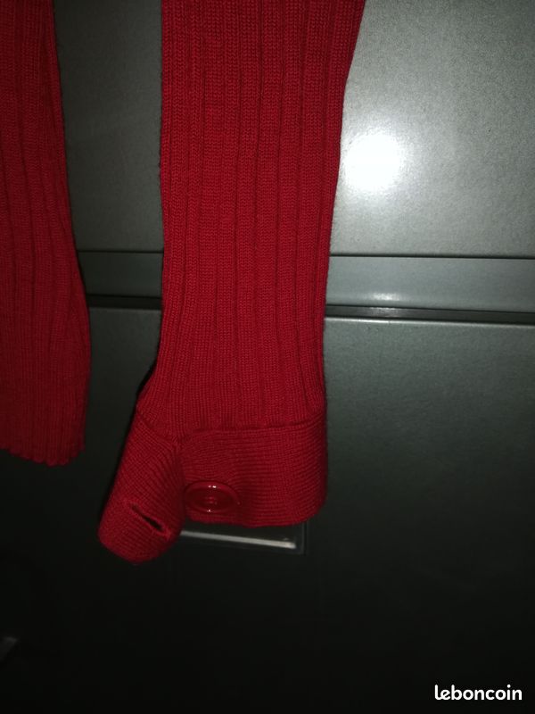 Pull rouge gros bouton (image 3)