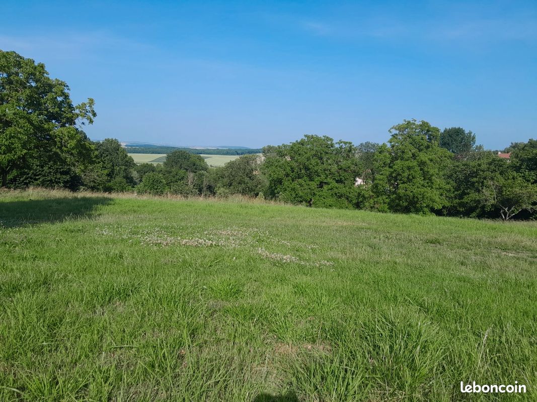 Terrains entièrement viabilisés de 810m² · à Moncheux · 64 000 €