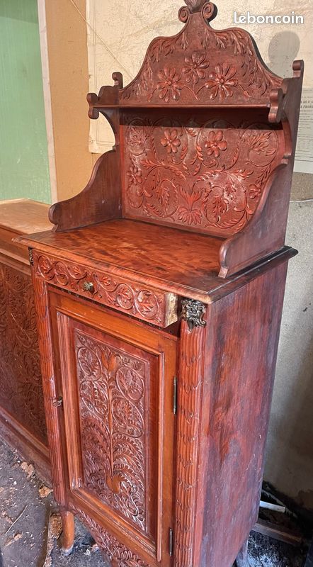 Beau meuble d'appui petit buffet très richement et finement sculpté signé et estampillé (image 1)