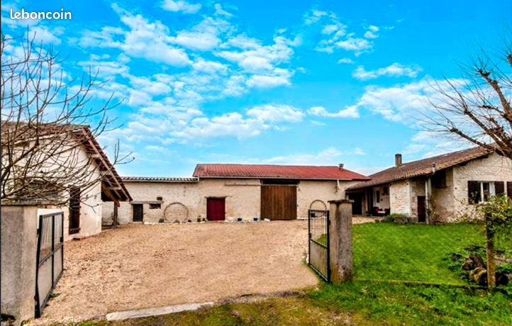 Maison en pierre familiale spacieuse avec dépendances, studio indépendant et 5 000 m² de terrain
