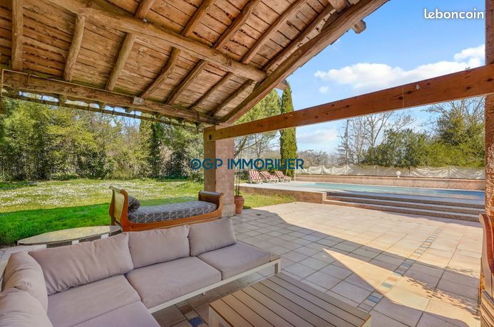Maison 11 pièces 262 m²
