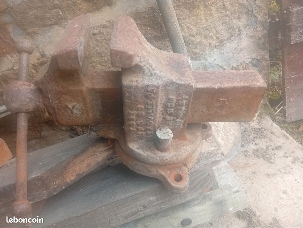 Gros étau ancien d’établi fonctionnel – base tournante (image 1)
