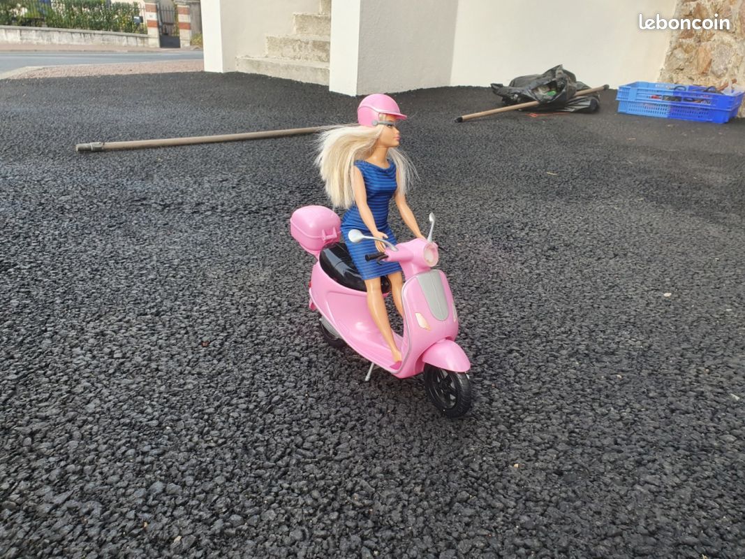 Scooter Barbie (image 1)