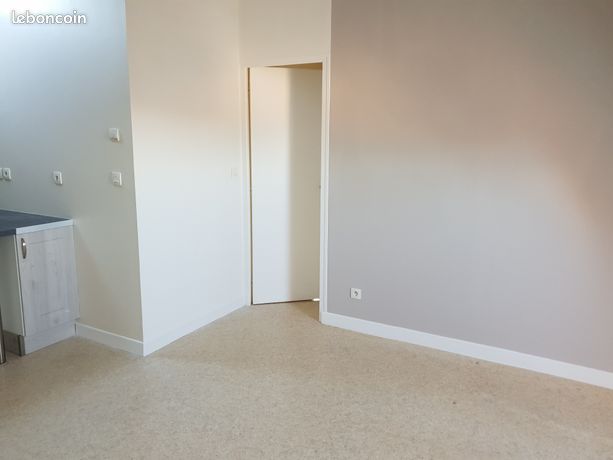 ROYE Centre ville Appt Deux chambres TBE
