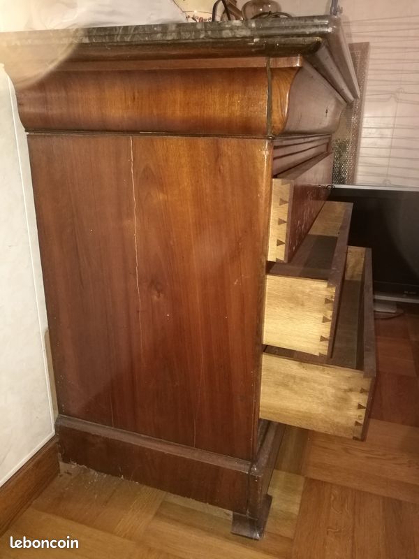 Commode d’époque Louis-Philippe en noyer – 4 Tiroirs – Dessus Marbre et Clé (image 4)