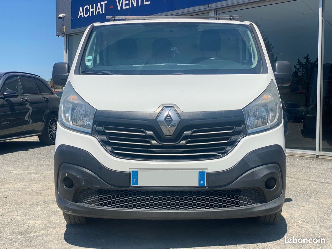 Renault TRAFIC III Fourgon L1H1 1000 1.6 dCi 90 cv / Attelage / 3 places / Air ventilé (image 2)