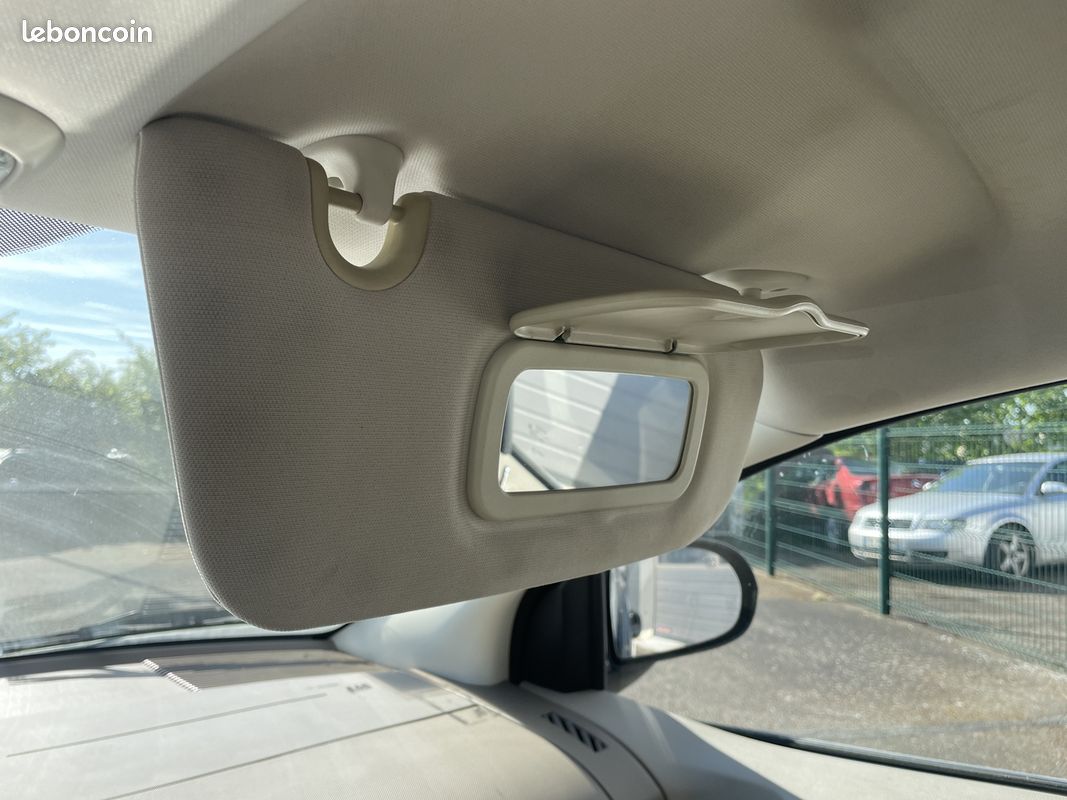 Dodge CALIBER 2.0 CRD SXT (image 19)