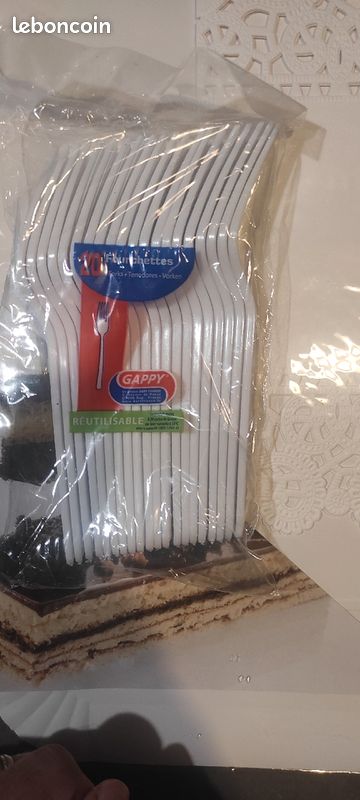 2 plats a pâtisserie cartonné neufs + une trentaine d'assiettes carton et 20 fourchettes plastique (image 3)