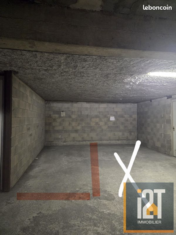 Parking 18 m² · à Nîmes · 18 m² · 105 €/mois
