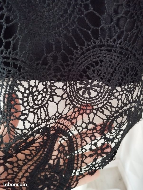 Tee-shirt noir en dentelle (image 5)