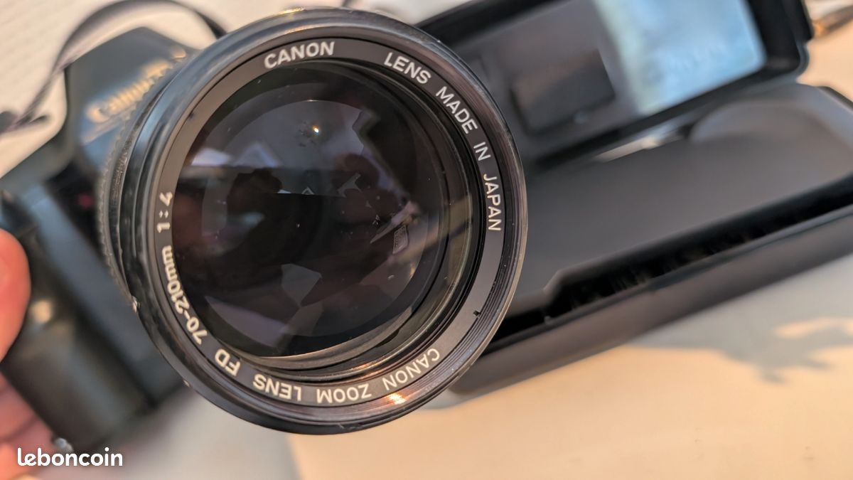 Lot Canon T90 + Objectif Canon nFD 70-210mm f/4 + Accessoires (image 2)
