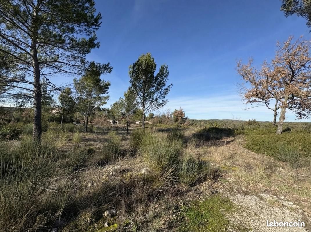 Terrain 3000 m² · à Saint-Maximin-la-Sainte-Baume · 215 000 €