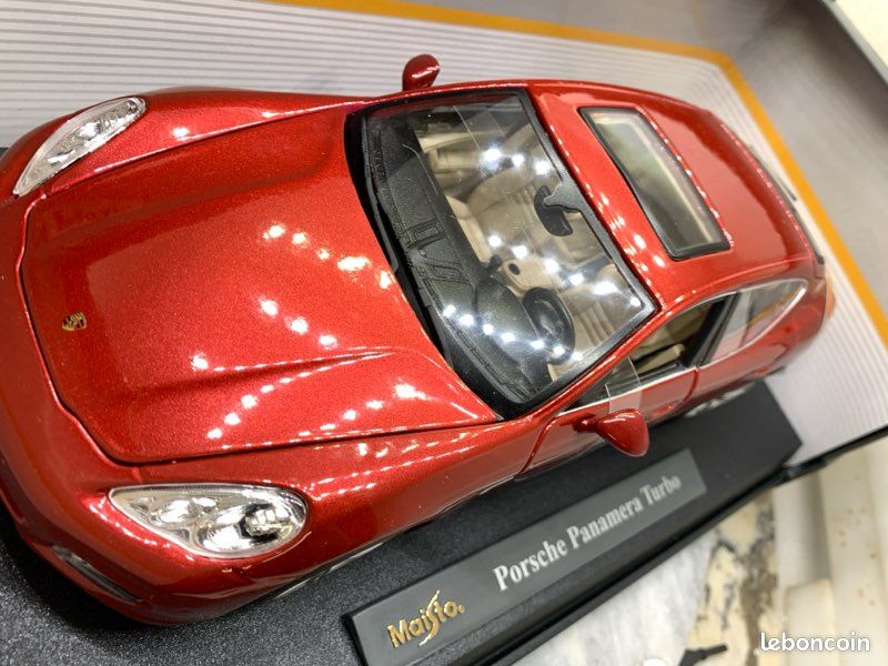 Voiture Miniature Porsche Panamera Turbo 1/18 – Maisto – Bleue – Occasion (petit Défaut Peinture)