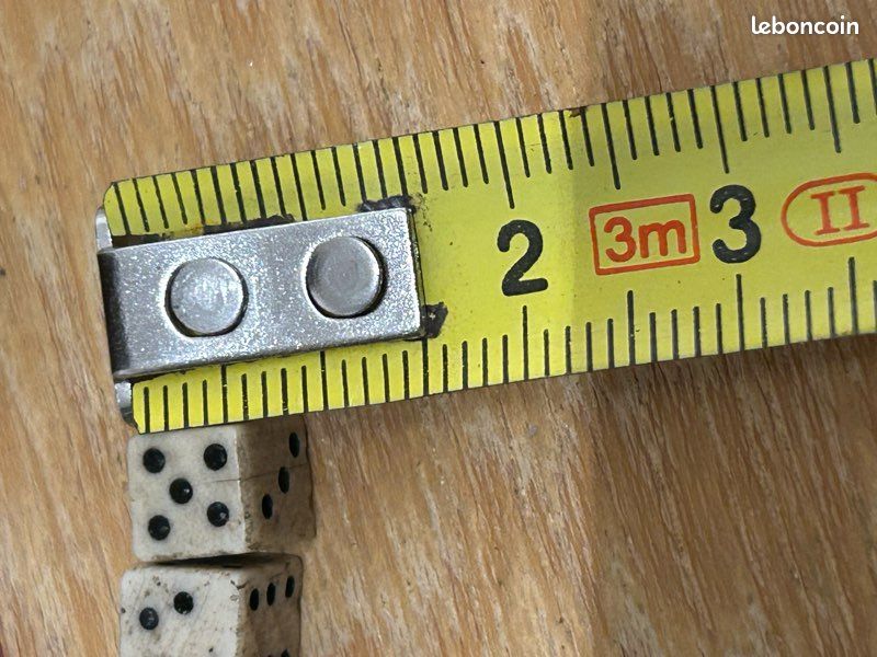 Bouteille En Bois Tourné Avec 3 Dés - Jeu De Bar 421 - Fabrication Artisanale