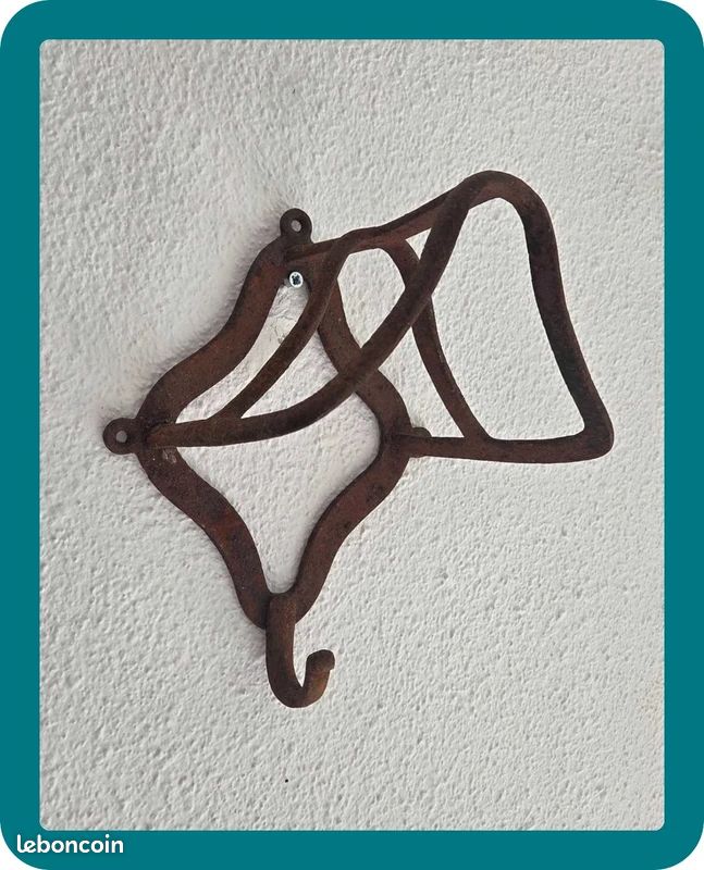 Lot ancien matériel d’écurie en fer forgé – porte-selle, crochet et fer à cheval (image 4)