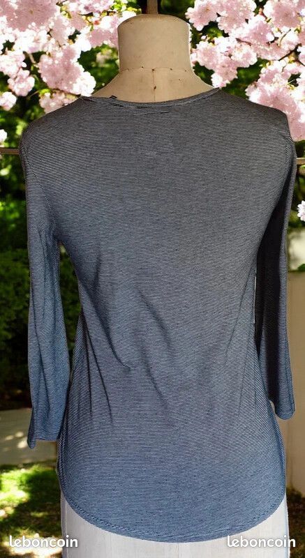 Haut Superdry - Taille 36 - Rouge - Manches Courtes, Capuche, Col V - Occasion Très Bon état