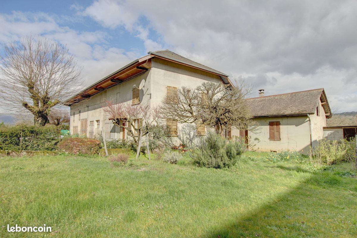 Maison 5 pièces 300 m² · à Hauteville-sur-Fier · 300 m² · 450 000 €