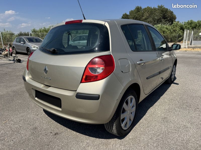 Renault CLIO III 1.5 DCI 85CH DYNAMIQUE 5P (image 5)