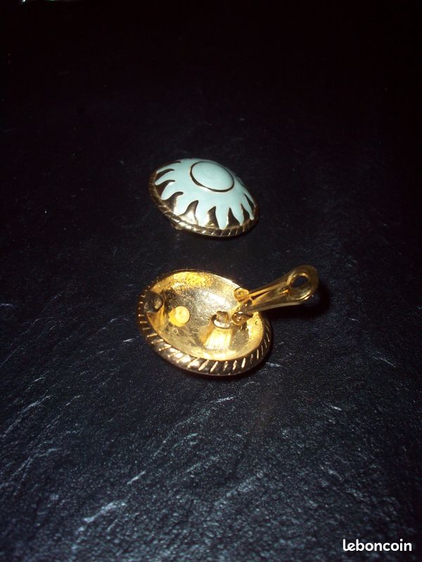 Boucles d'oreilles cabochon bombé doré avecmotif de Soleil en émail bleu clair nacré Vintage (image 8)