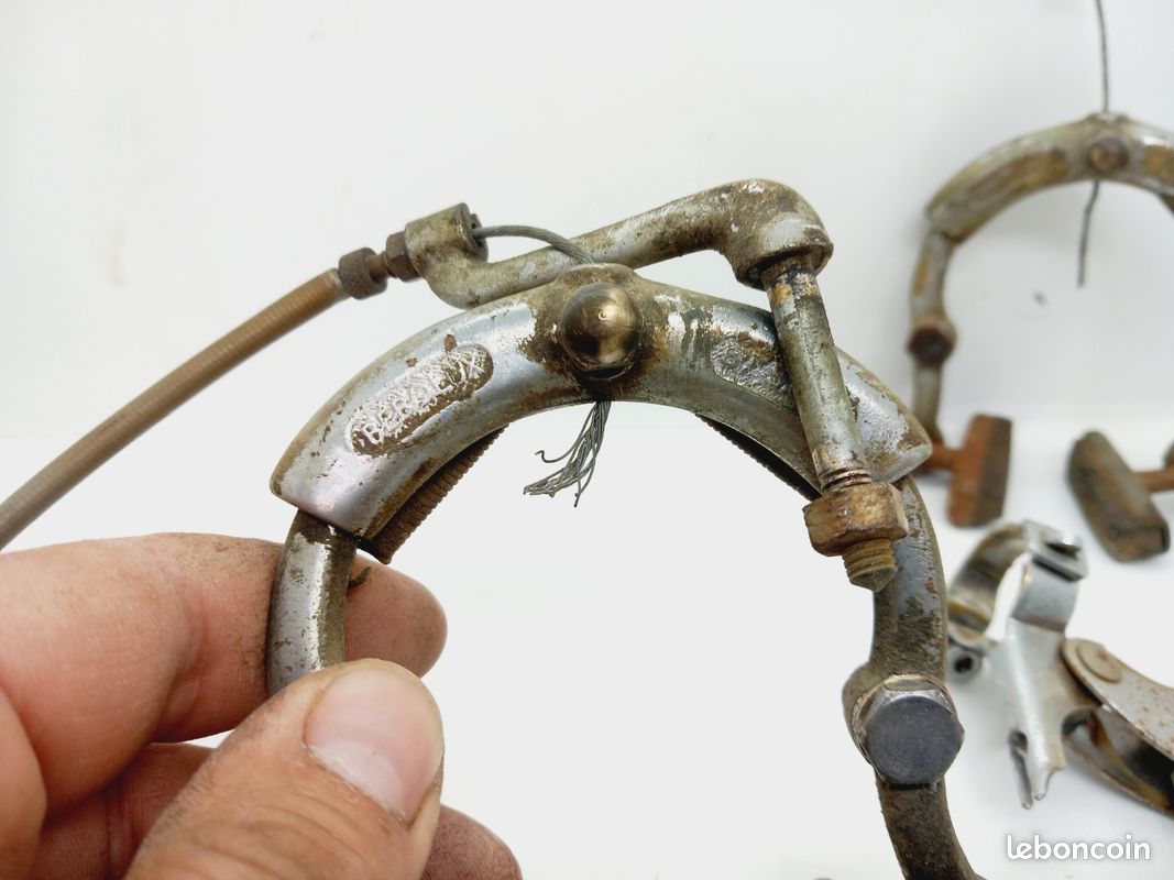 PAIRE FREINS BEBOLUX complets en bon etat pour vélo Peugeot ancien vintage EUR 49,00 - FR