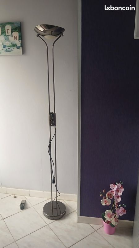 Lampadaire en métal (image 1)