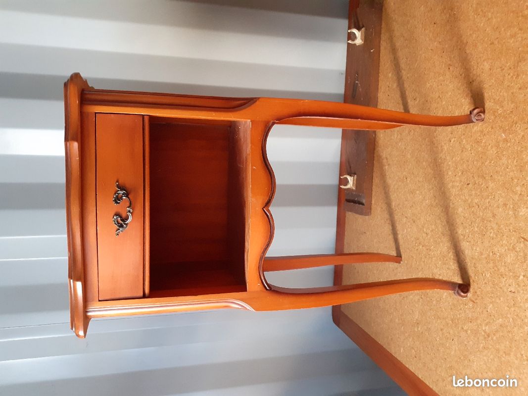 Vend chevet en bois (image 1)