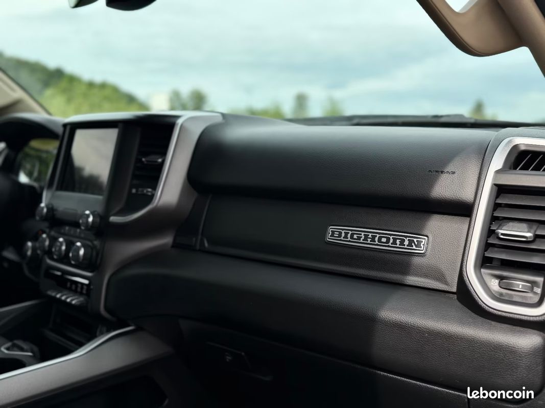 Dodge RAM 1500 Big Horn 5.7 HEMI 401 ch 4x4 – Uconnect – Caméras AV/AR – Attelage (image 19)