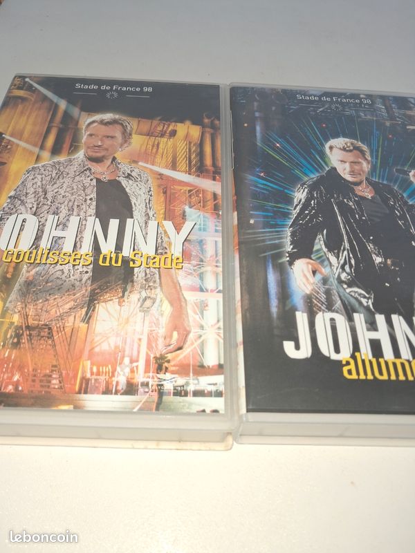 Vend 1 coffret de 2 cassettes hommage à Johnny hallyday stade de France 98 le concert et les coulisses très bonne état prix 5 euros visible au domicile où envoie postal paiement sécurisé (image 5)
