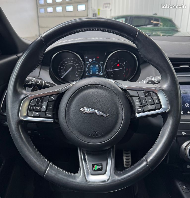 Jaguar E-Pace 2.0d 180ch R-Dynamic SE BVA9 AWD / Toit Pano / Meridian / Sièges Chauffants / Caméra (image 14)