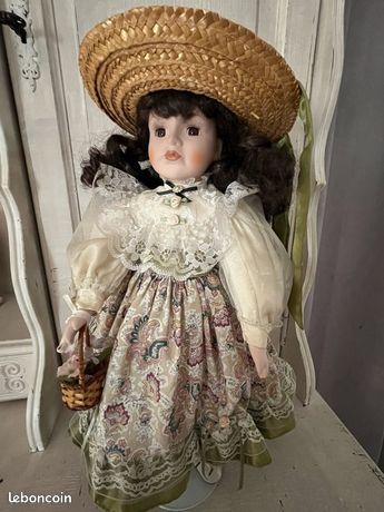 Grande Poupée de Collection Tête Porcelaine - Robe Cachemire / Chapeau de Paille - Deuxième Exemplaire