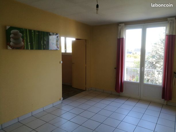 Vente à terme LIBRE F2 de 43,26 M² au 3ème et dernier étage sur 41000 Blois avec TRAVAUX de rénovation énergétique entre Lycée Hotelier et INSA, Cuisine séparée
