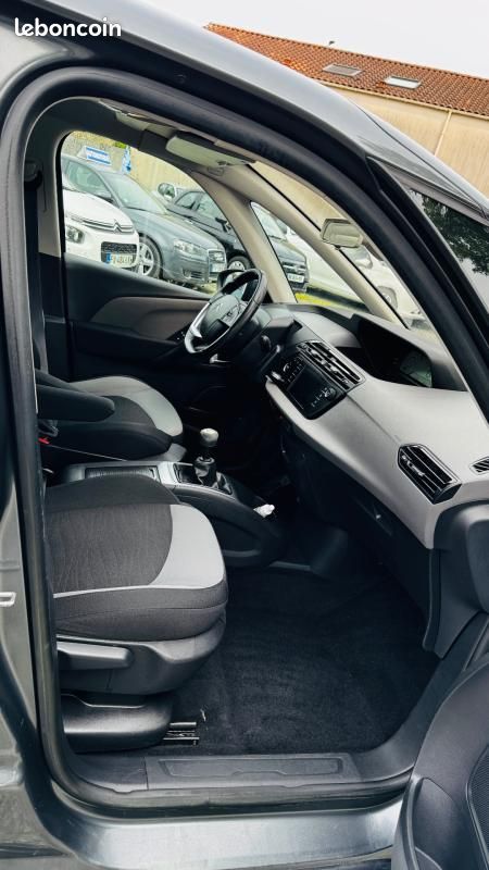 Citroën Grand C4 Picasso 1.6 e-HDi 115 CH Attraction 7 places attelage (image 8)