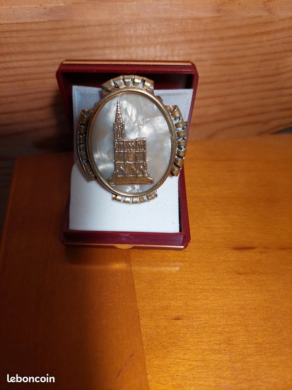 Broche Fantaisie Ancienne En Métal Doré - Souvenir De Strasbourg - Occasion