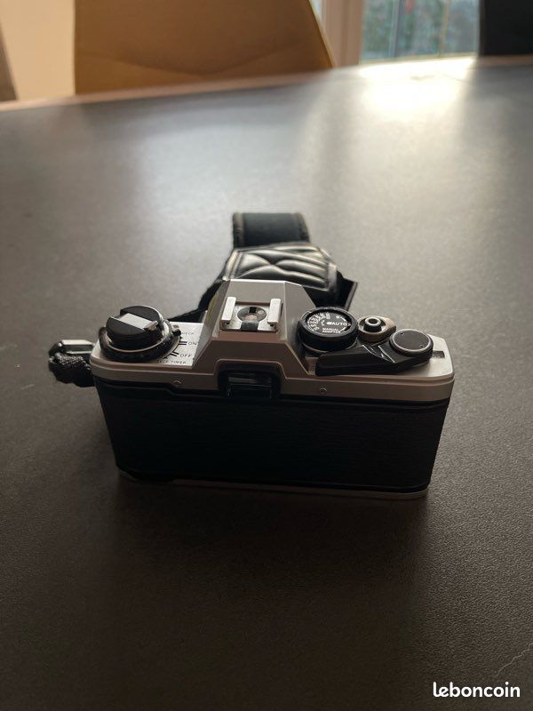 Boîtier Olympus OM10 Argentique – Appareil Photo Compact Noir – Objectif 50mm – Japon