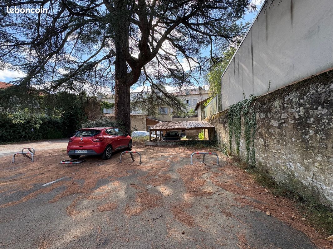 Parking/box Poitiers · 70 €/mois